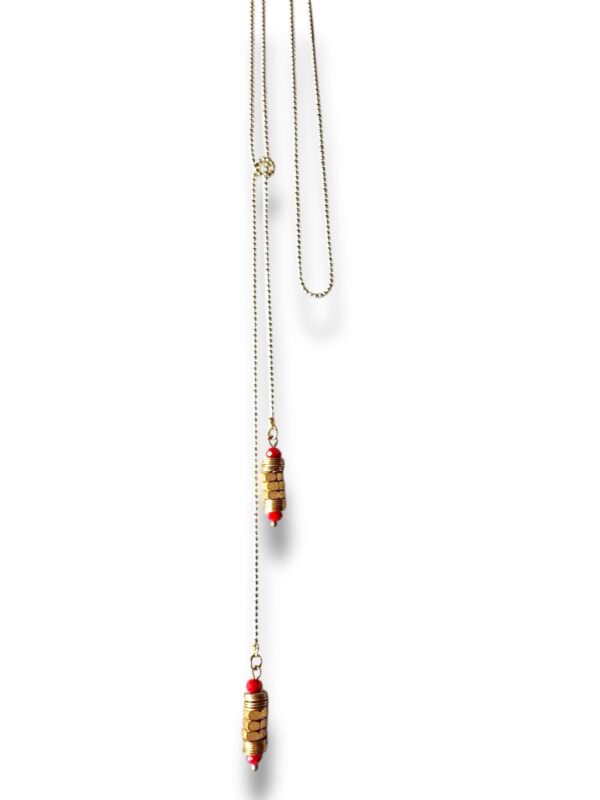 Collier créateur avec chaîne dorée.