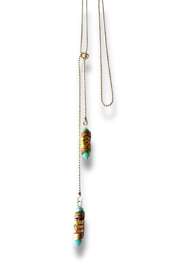 Collier cravate écrous turquoise vu de près.