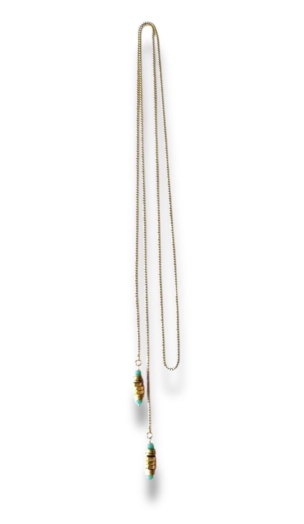 Long collier de créateur.