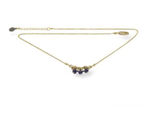 Collier ras du cou doré orné d’écrous dorés et de perles bleues, bijou créateur artisanal pour femme.