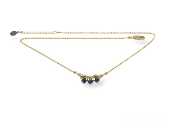 Collier ras du cou doré orné d’écrous dorés et de perles bleues, bijou créateur artisanal pour femme.
