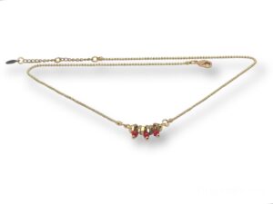 Collier ras du cou doré avec écrous dorés et perles rouges, bijou fait main original pour femme.