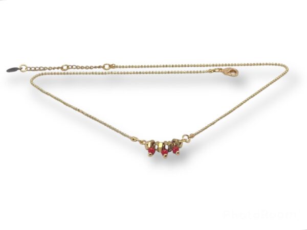 Collier ras du cou doré avec écrous dorés et perles rouges, bijou fait main original pour femme.