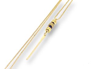 Collier sautoir doré avec pendentif long, écrous dorés et éléments bleu nuit, bijou artisanal pour femme.