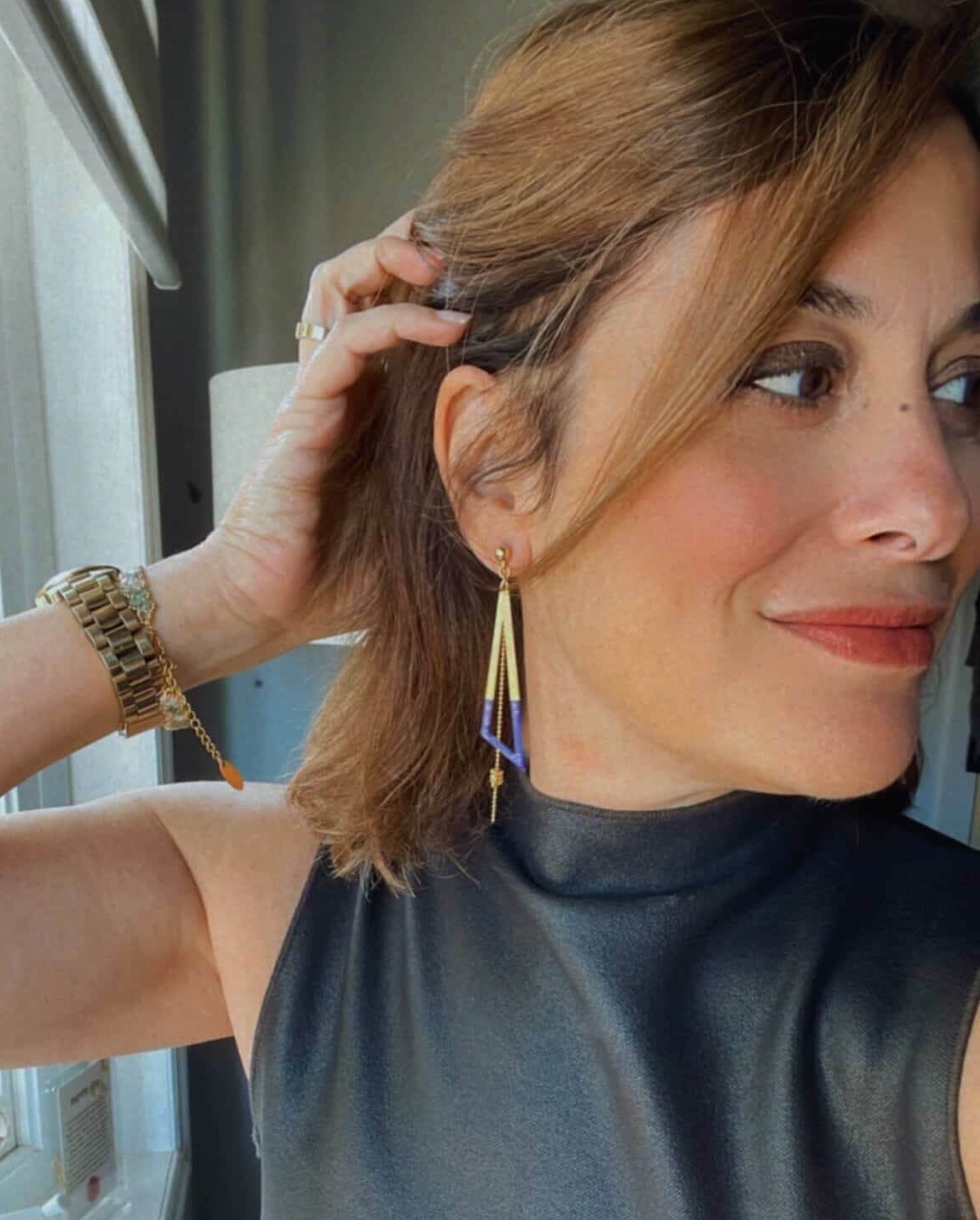 Patricia porte les boucles d'oreilles violettes Oh la la !.