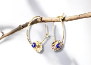 Boucles d'oreilles créoles fleurs bleu de la collection Oh la la !.