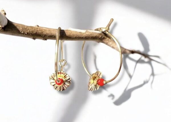 Boucles d'oreilles créoles fleurs rouge Oh la la ! Boucles d'oreilles créoles fleurs rouge de la collection Oh la la !.