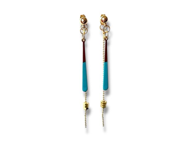 Boucles d'oreilles dépareillées écrous émail bleu clair Oh la la ! Boucles d'oreilles dépareillées écrous émail bleu clair de la collection Oh la la !.