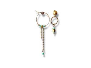Boucles d'oreilles longues dépareillées écrous turquoise de la collection Oh la la !.
