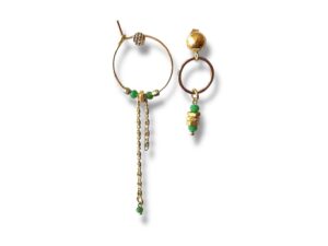 Boucles d'oreilles longues dépareillées écrous vert de la collection Oh la la !.