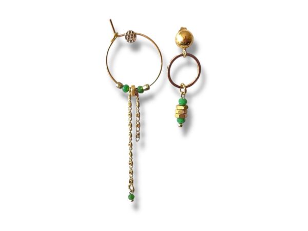 Boucles d'oreilles longues dépareillées écrous vert Oh la la ! Boucles d'oreilles longues dépareillées écrous vert de la collection Oh la la !.