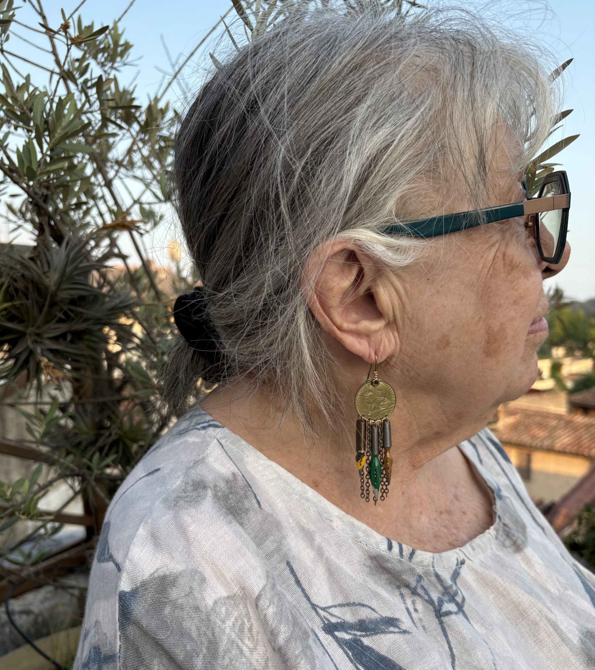Monique porte les boucles plumes et pièces.
