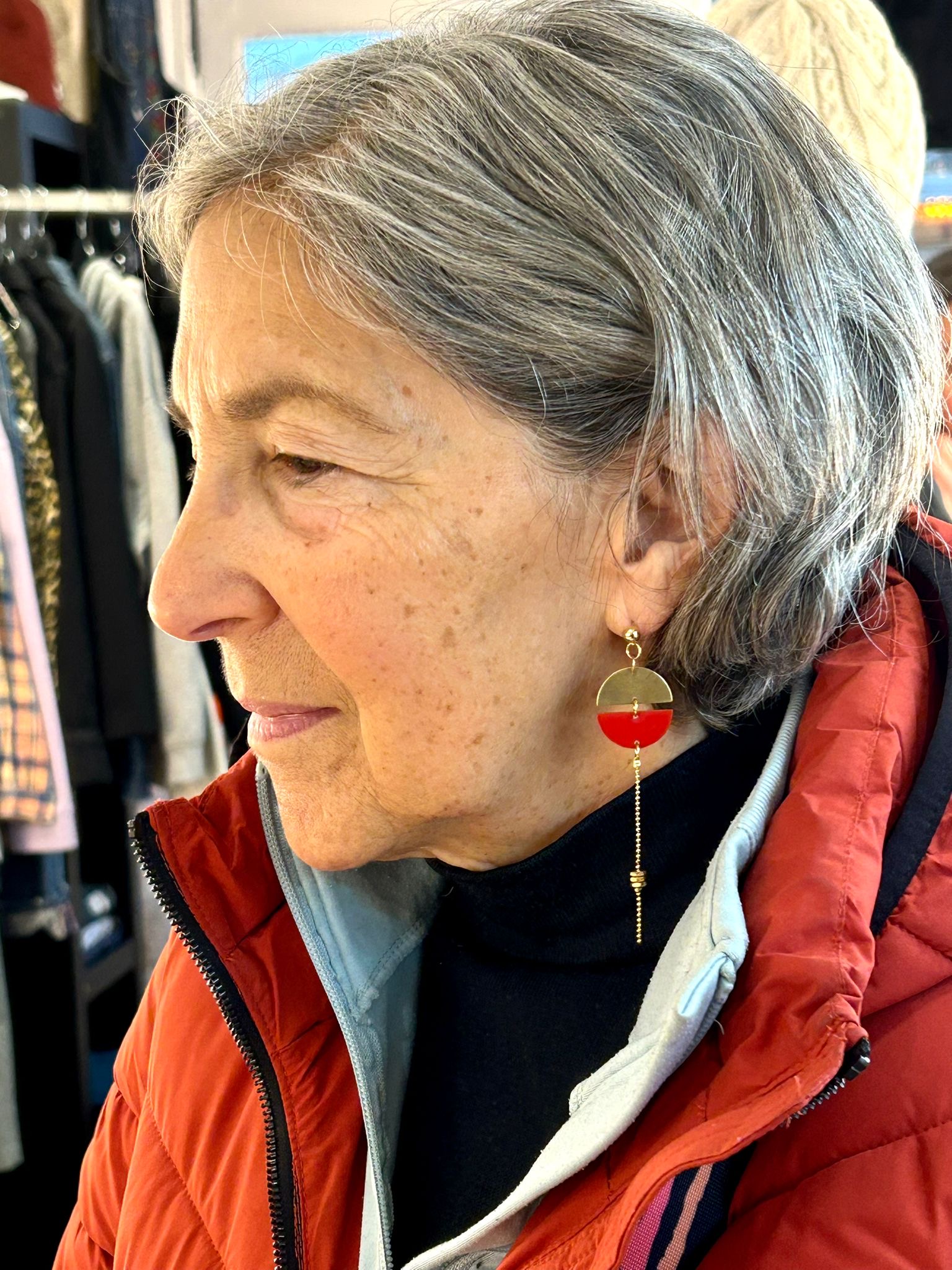 Debbie porte les boucles d'oreilles Oh la la !