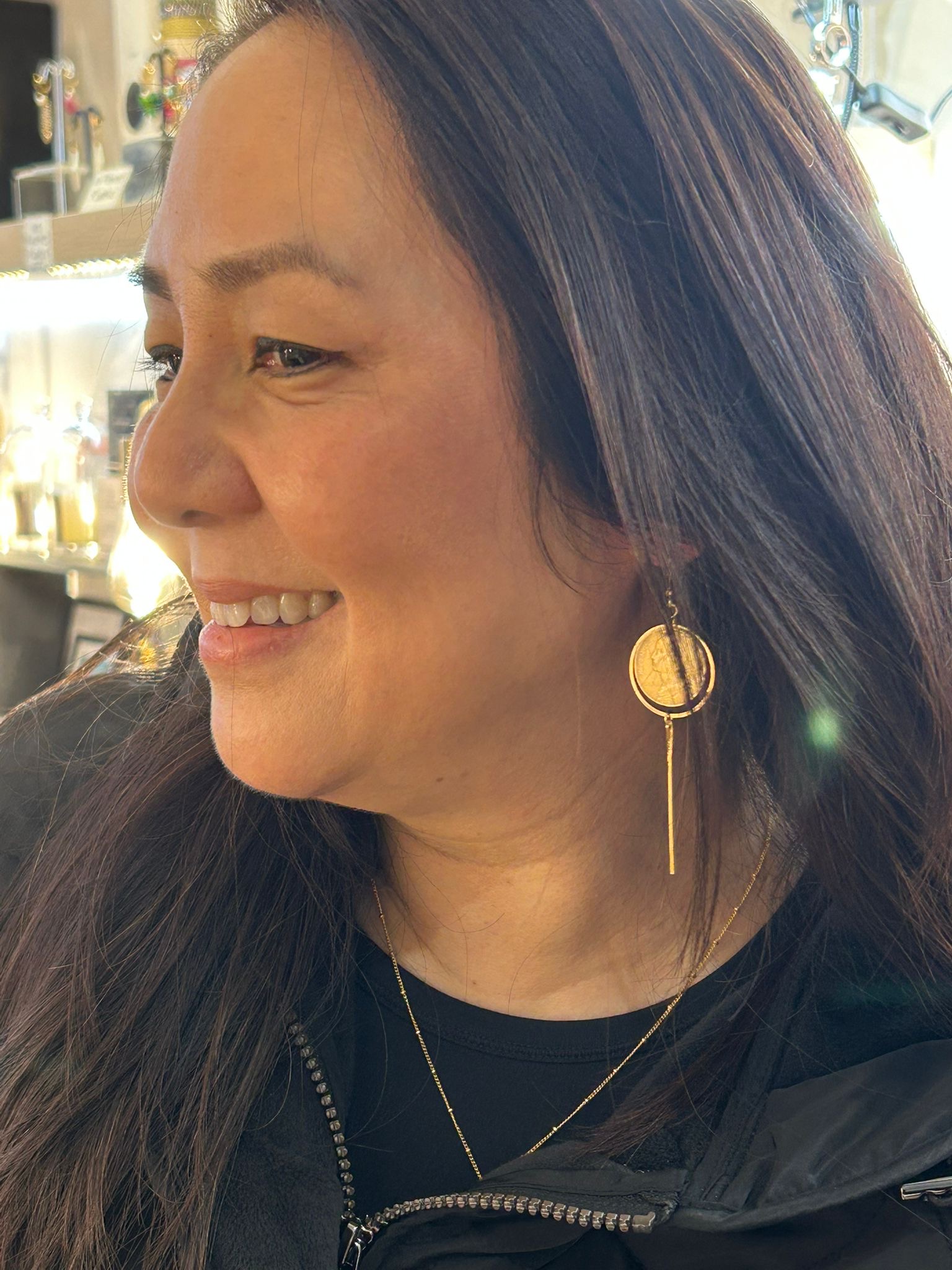 Amy porte les boucles d'oreilles centimes de franc.