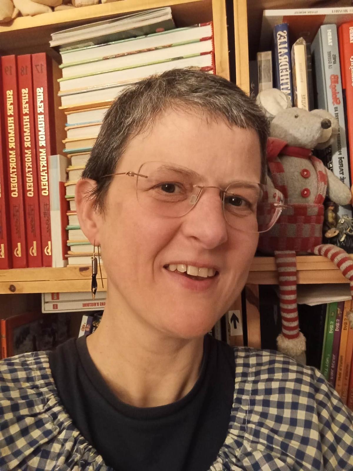 Axelle porte les boucles d'oreilles plumes Margaux Coquelicot.