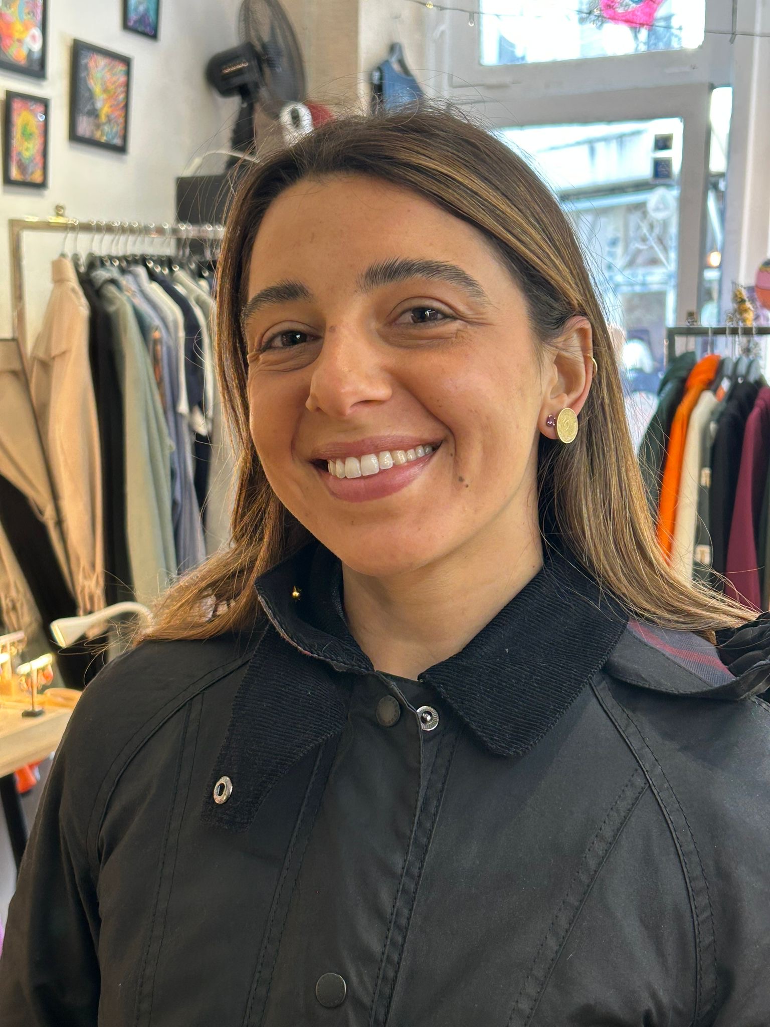 Myriam porte les boucles d'oreilles centimes de franc.