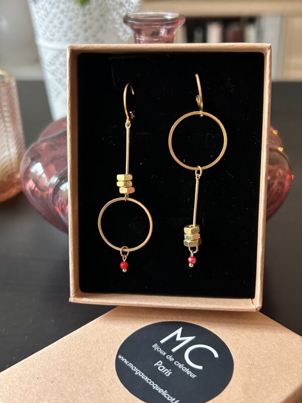 Boucles d'oreilles écrous asymétriques rond rouge Oh la la !