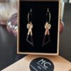 Boucles d'oreilles créoles écrous triangle émail noir Oh la la !