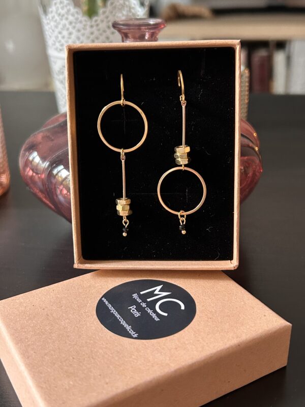 Boucles d'oreilles écrous asymétriques rond noir